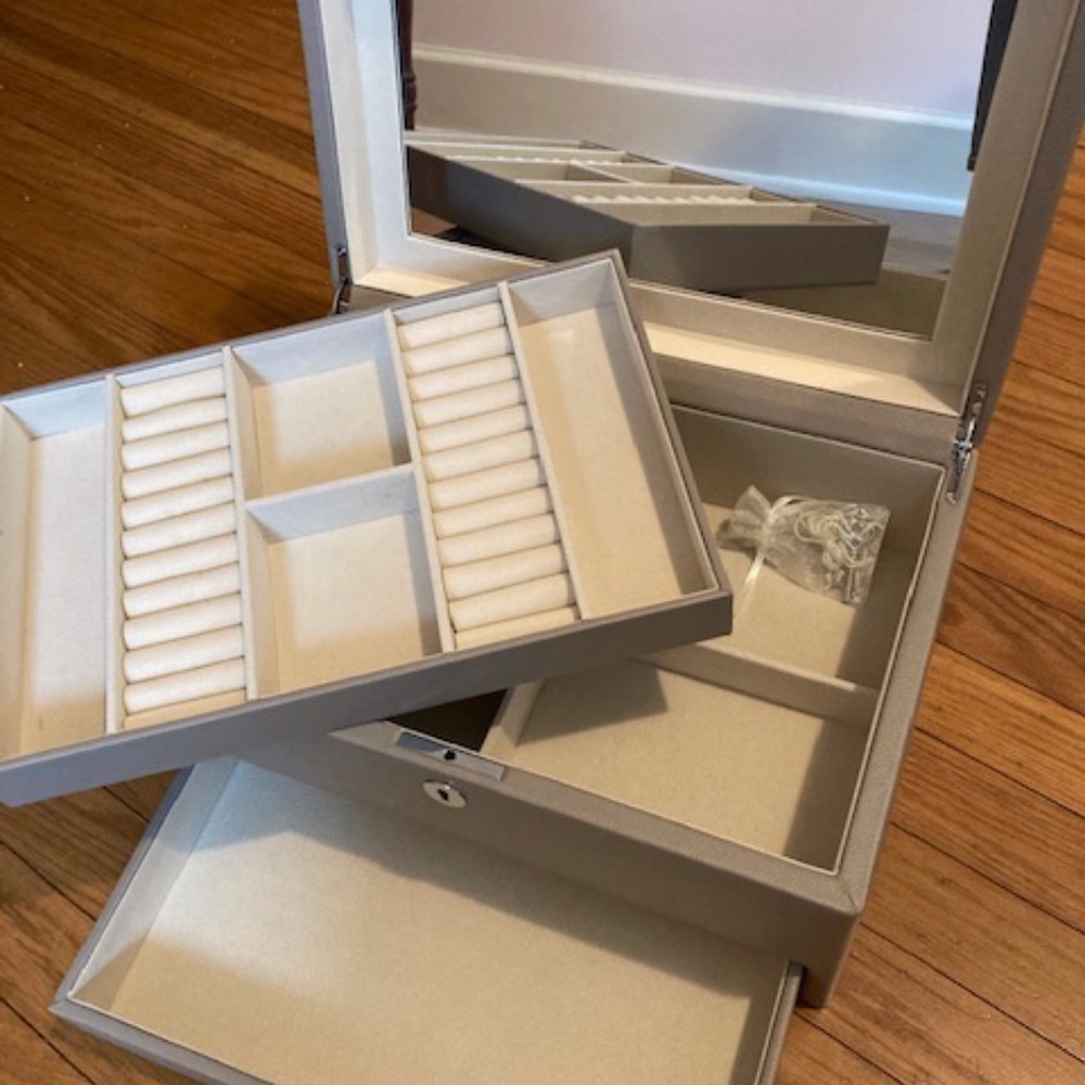 Perfect Mother's Day Gift!  Like New Things Remembered Large Taupe Jewelry Box